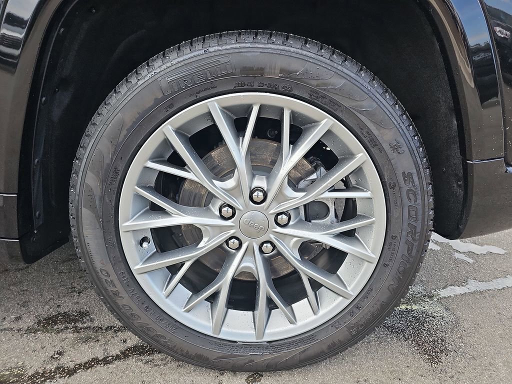 Used 2023 Jeep Grand Cherokee Summit w/ Luxury Tech Group V image 37