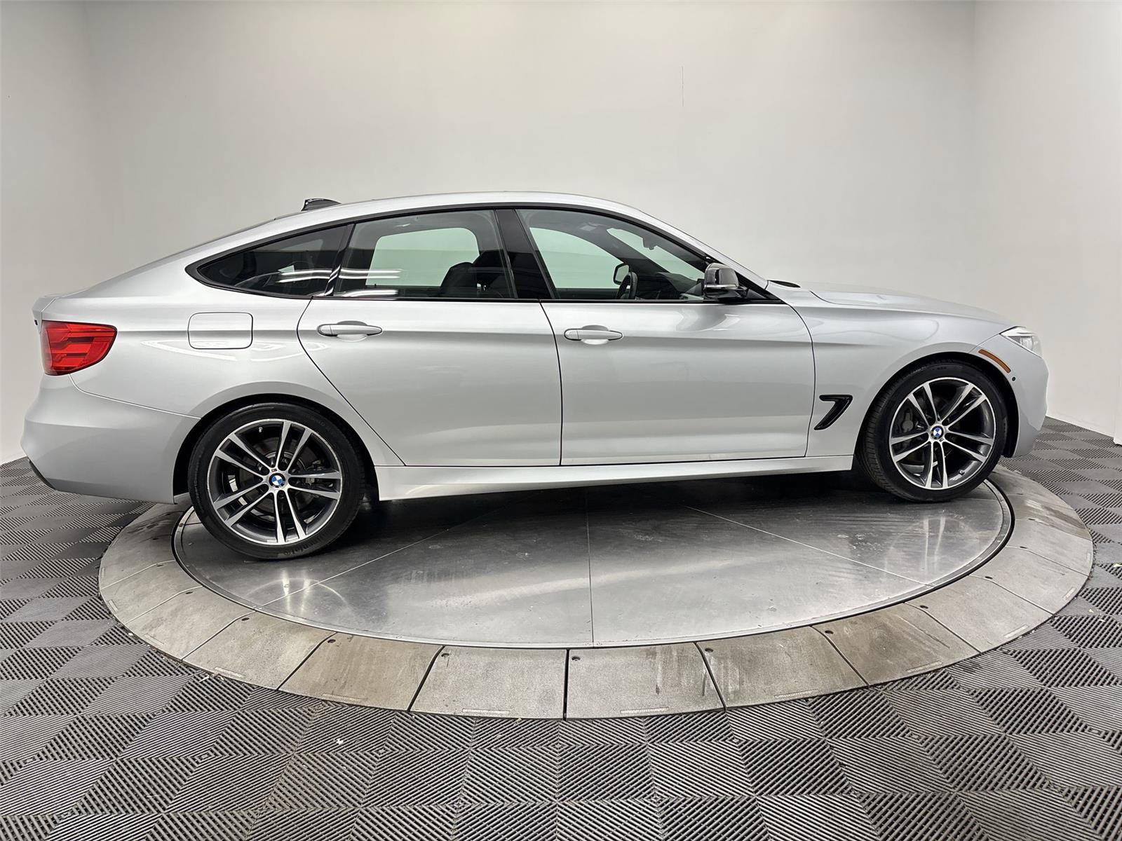 Used 2016 BMW 335i Gran Turismo xDrive AWD/4WD image 17