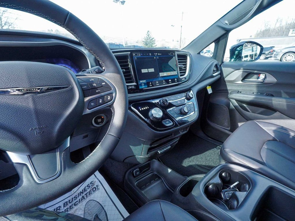 New 2026 Chrysler Pacifica Select FWD image 16