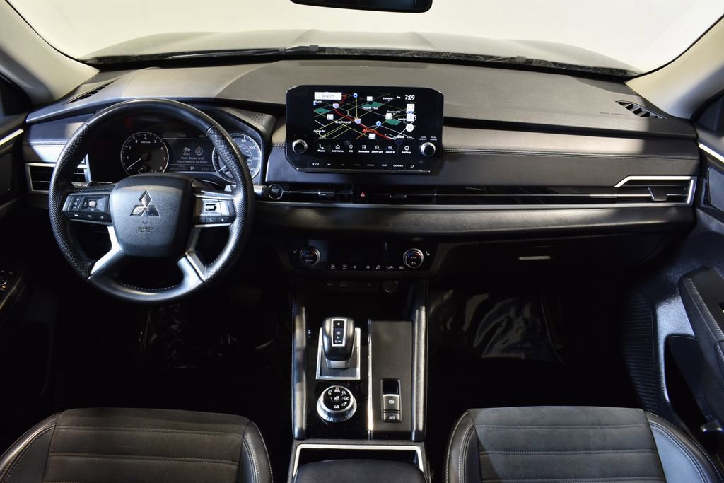 Used 2024 Mitsubishi Outlander SE Black Edition image 13