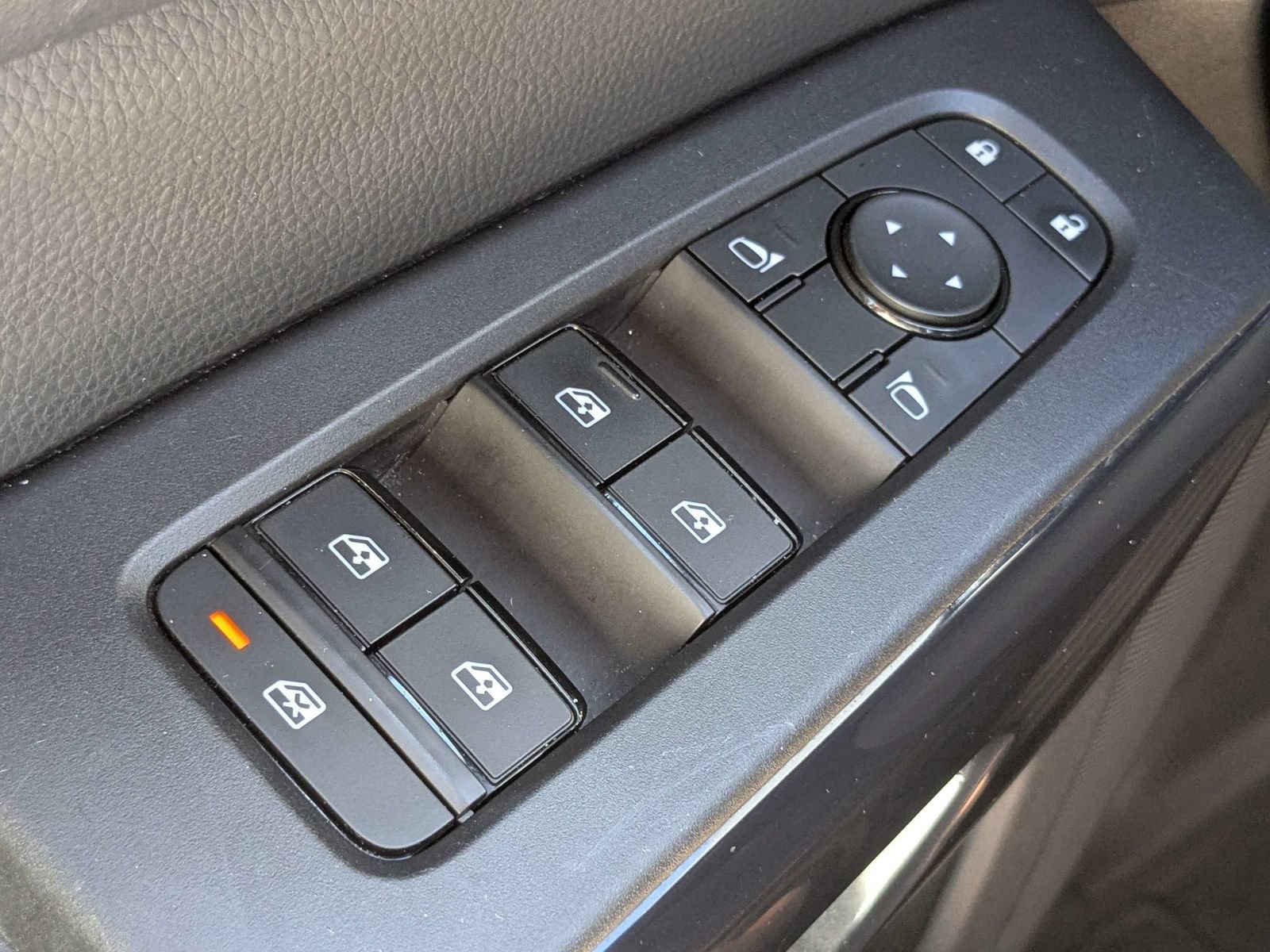 Used 2025 Nissan Pathfinder SV FWD image 27