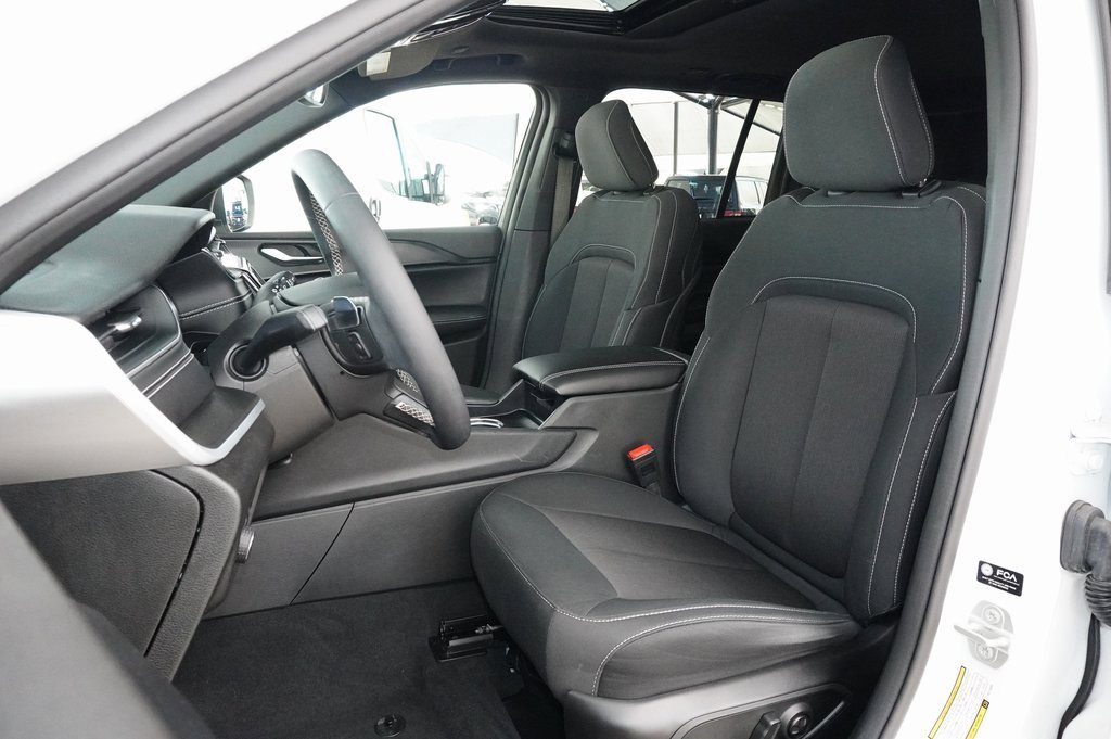 Used 2024 Jeep Grand Cherokee Laredo X w/ Trailer Tow Package image 25