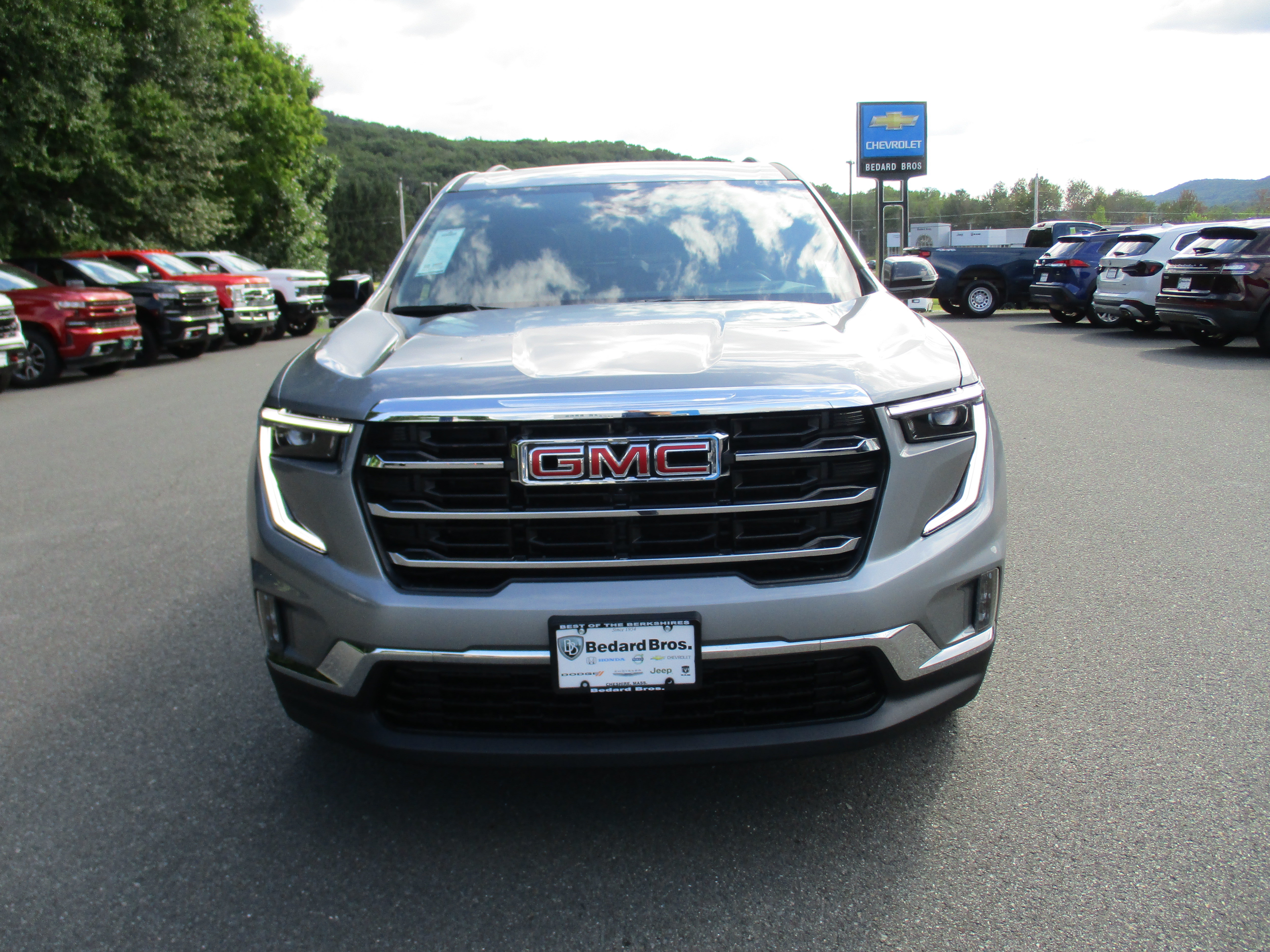 Used 2025 GMC Acadia Elevation w/ Elevation Premium Package AWD/4WD image 2