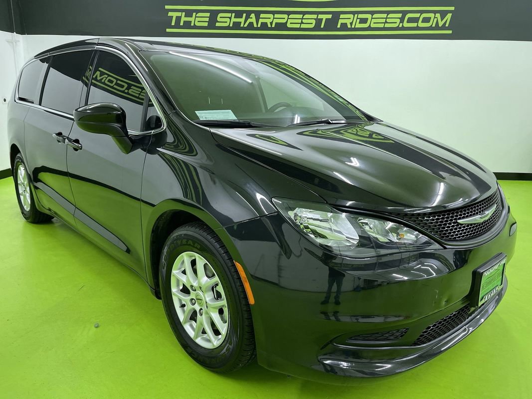 Used 2022 Chrysler Voyager LX image 2