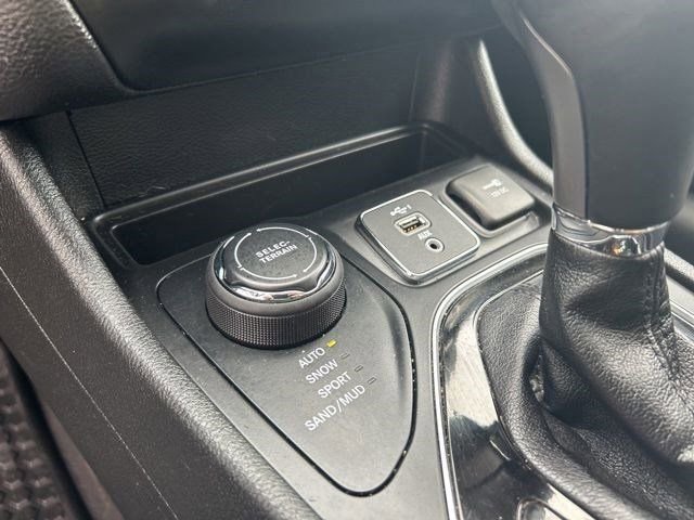 Used 2022 Jeep Cherokee Latitude Lux w/ Sun & Sound Group AWD/4WD image 29