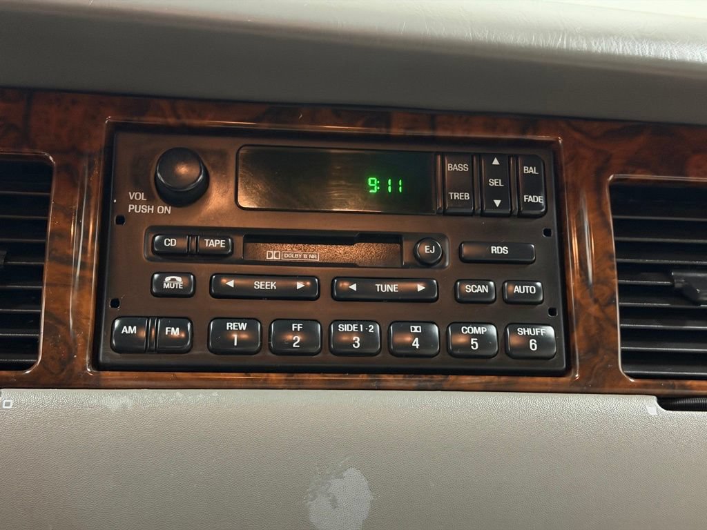 Used 2000 Lincoln Town Car Executive RWD image 27