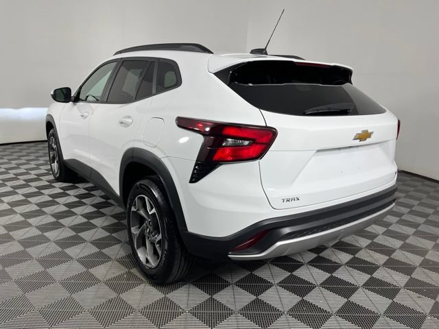 Used 2024 Chevrolet Trax LT w/ Driver Confidence Package FWD image 8