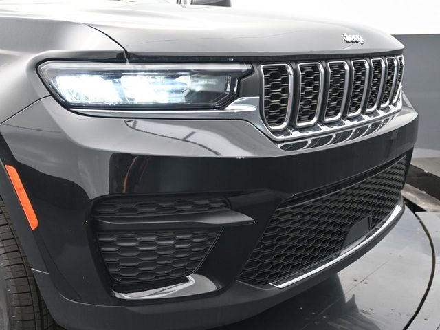 Used 2024 Jeep Grand Cherokee Laredo X image 28