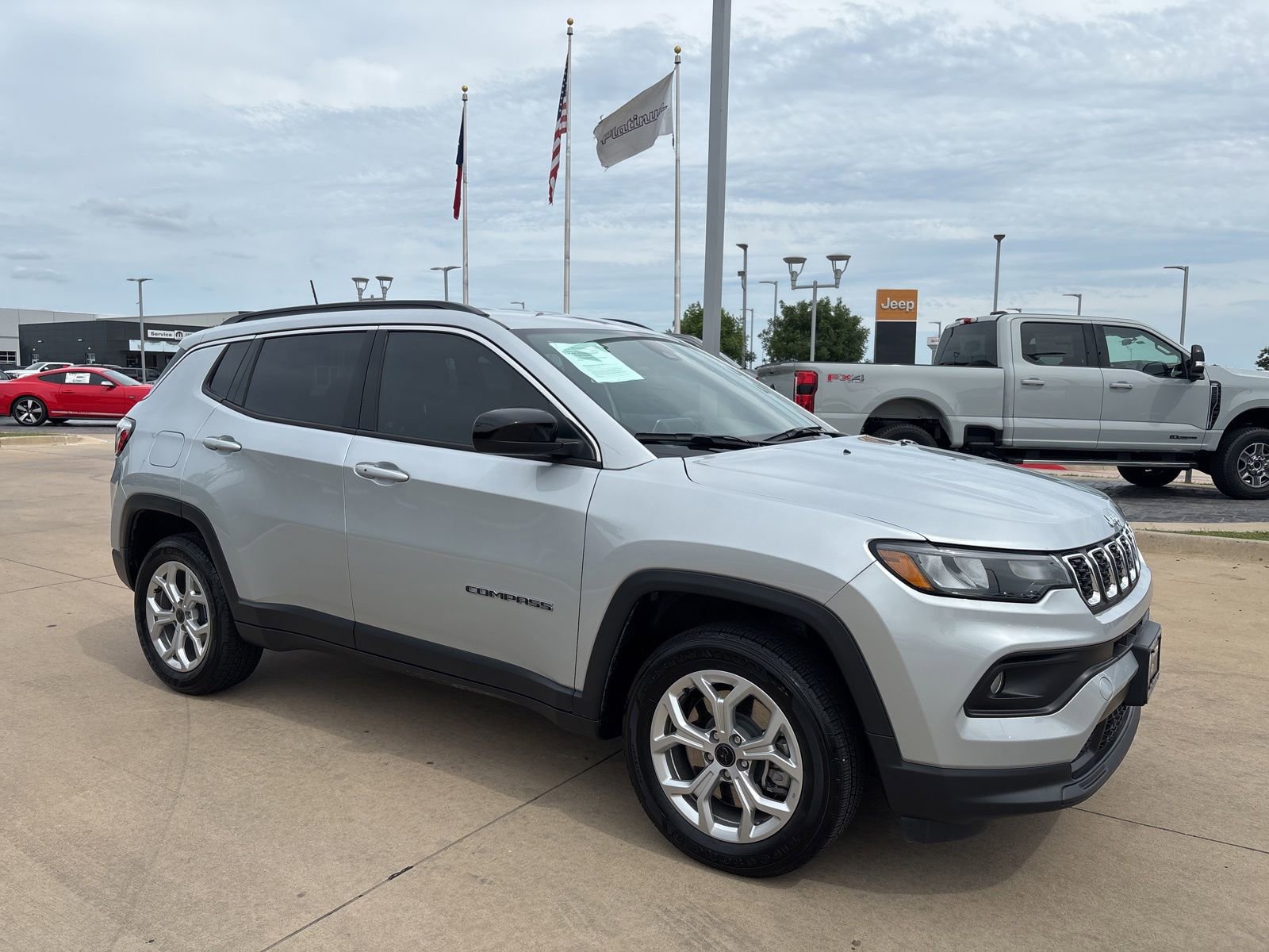 Used 2025 Jeep Compass Latitude AWD/4WD image 8