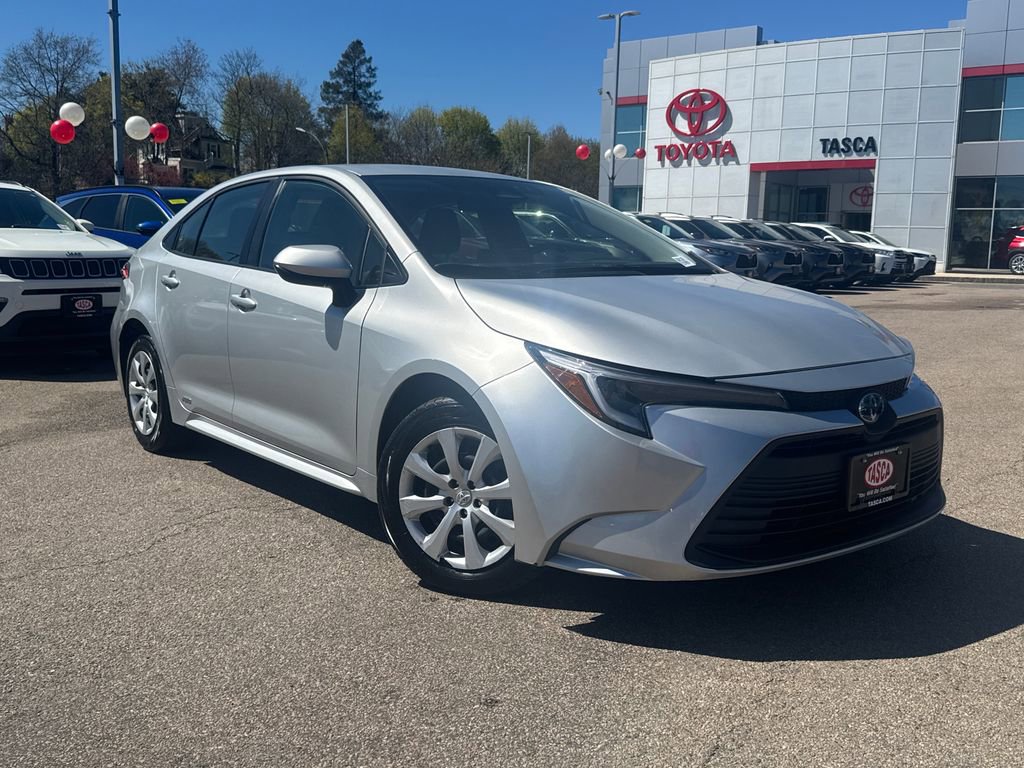 Used 2025 Toyota Corolla LE AWD/4WD image 2