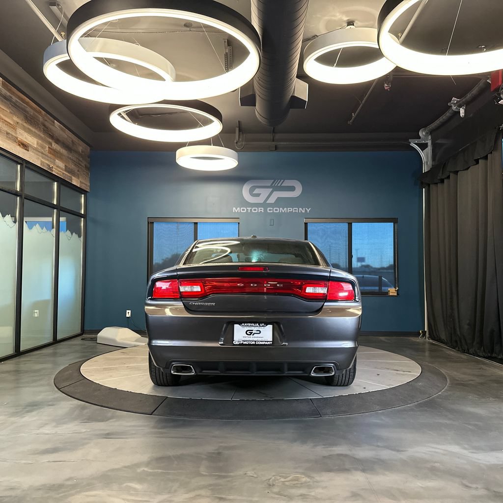 Used 2014 Dodge Charger SE RWD image 4