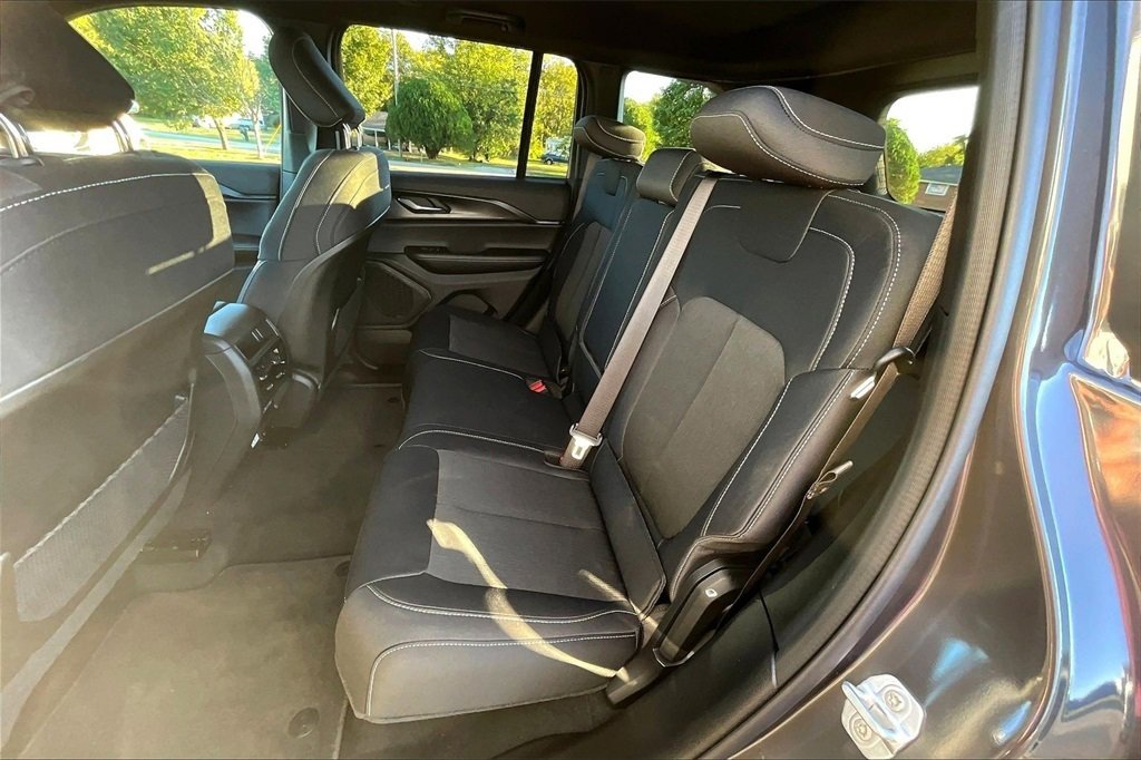 New 2025 Jeep Grand Cherokee Laredo w/ Luxury Tech Group I image 10