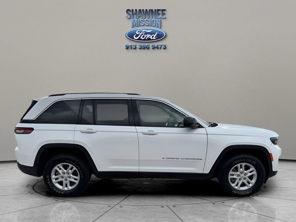 Used 2023 Jeep Grand Cherokee Laredo image 4