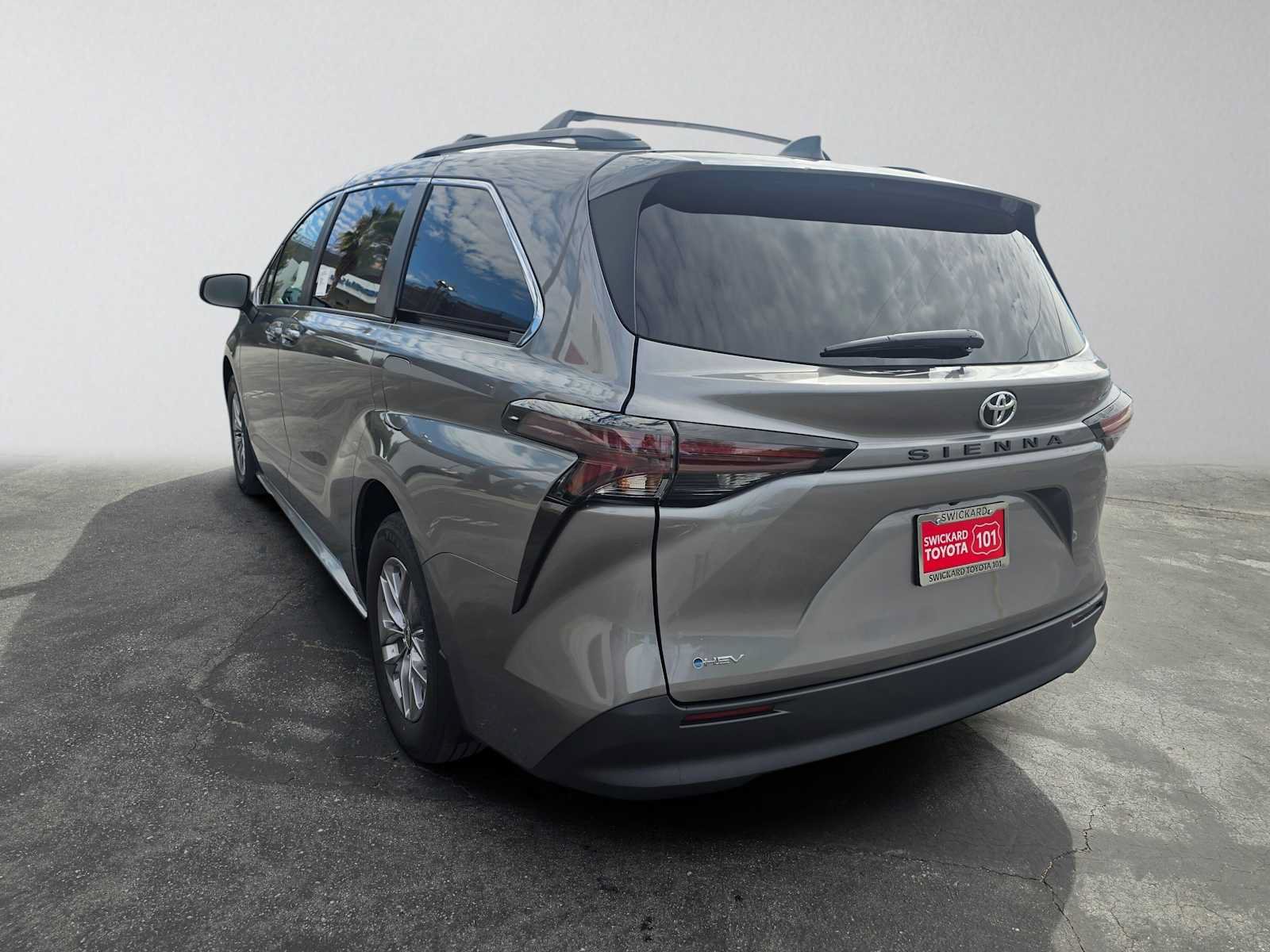 New 2026 Toyota Sienna LE FWD image 5