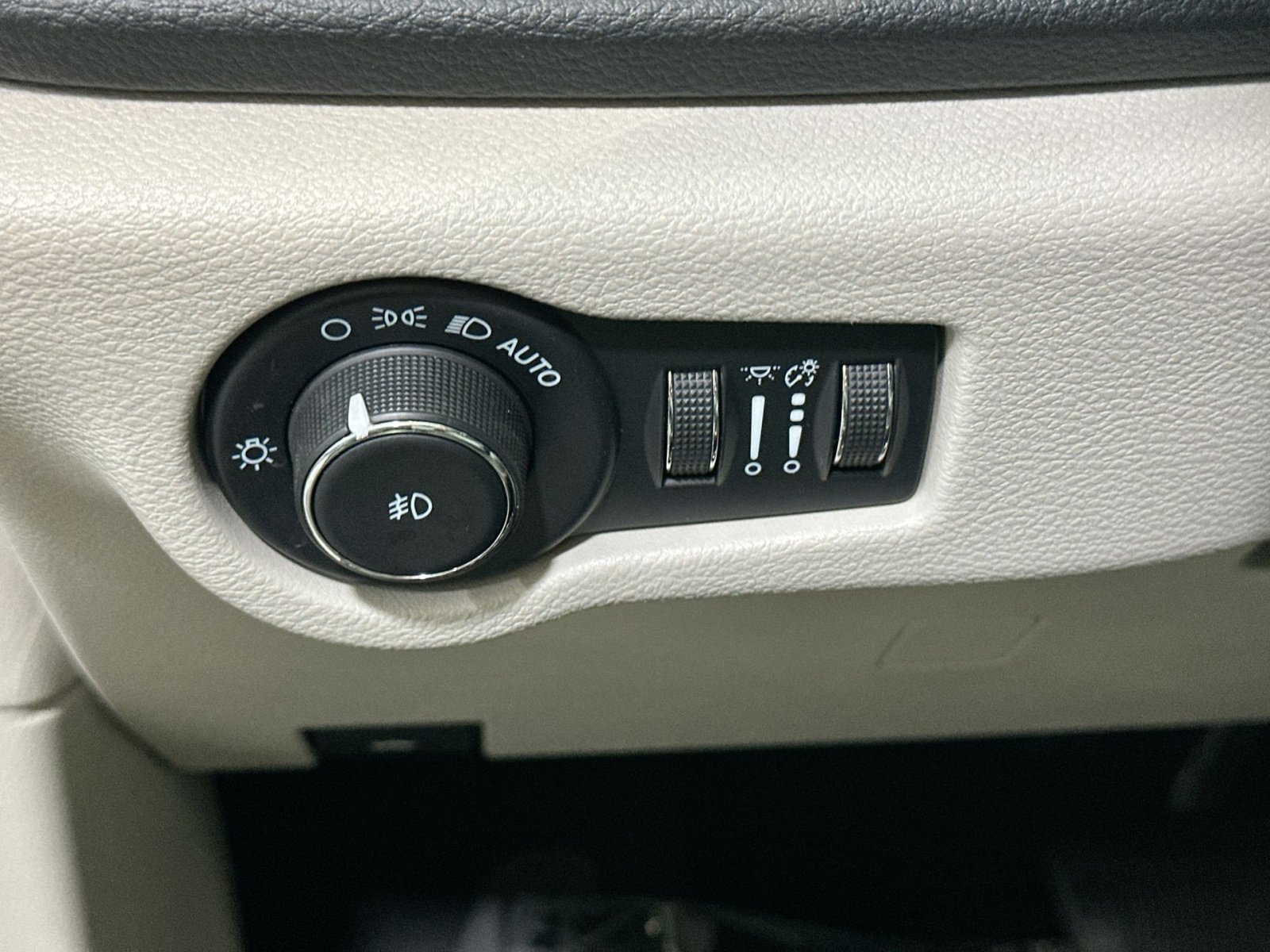 Used 2021 Chrysler Pacifica Touring-L image 18