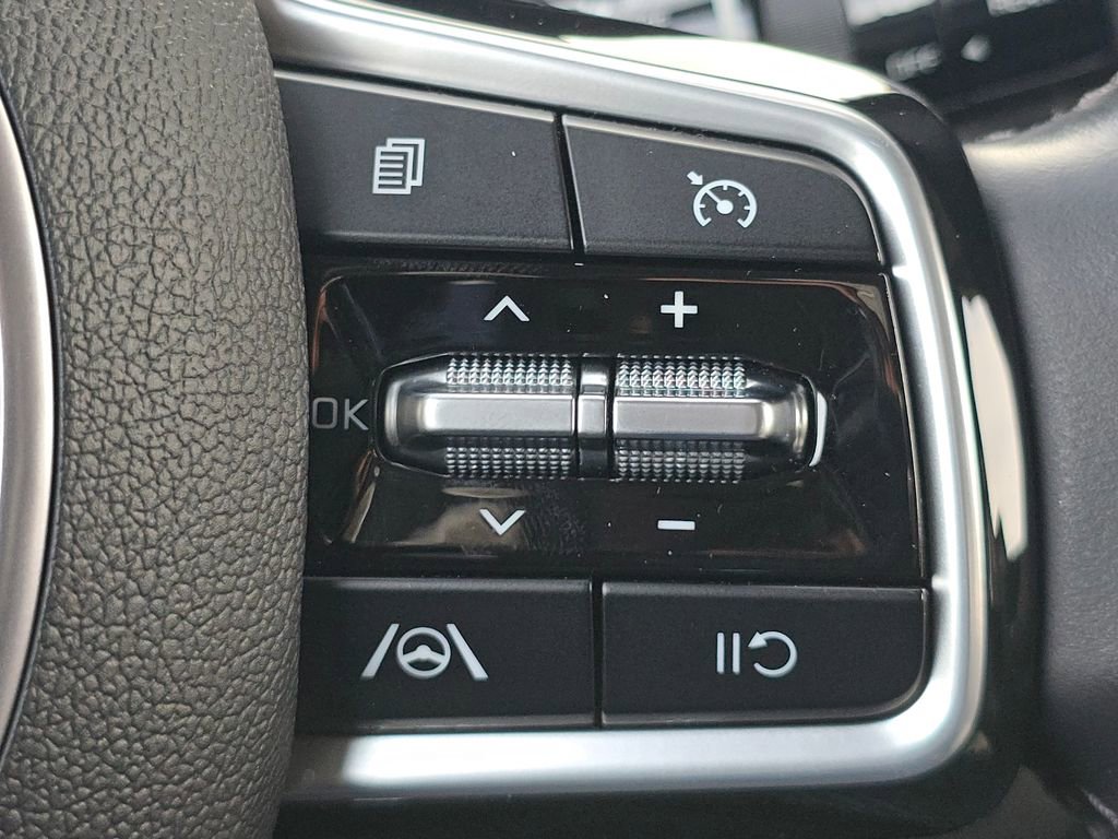 Used 2024 Kia Carnival LX image 30