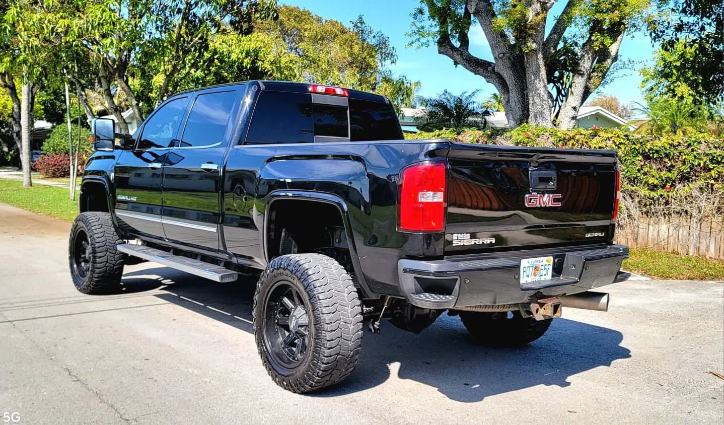 Used 2017 GMC Sierra 2500 Denali w/ Duramax Plus Package AWD/4WD image 12