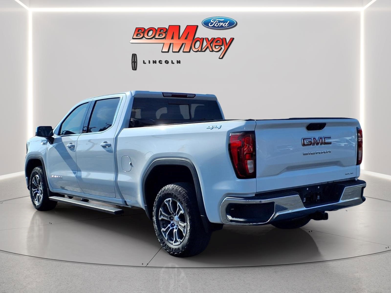 Used 2025 GMC Sierra 1500 SLE w/ Preferred Package AWD/4WD image 7