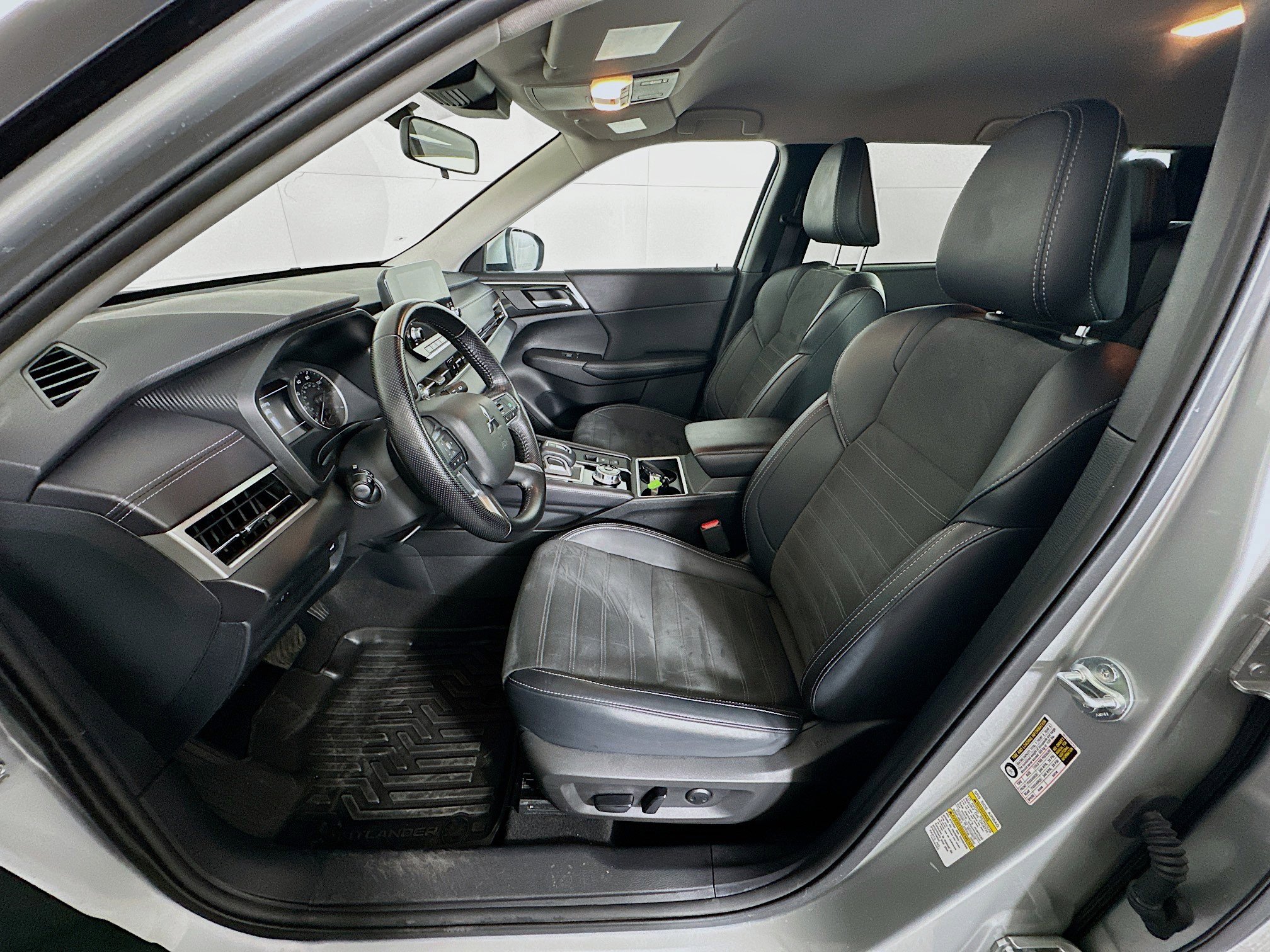 Used 2024 Mitsubishi Outlander SE image 13