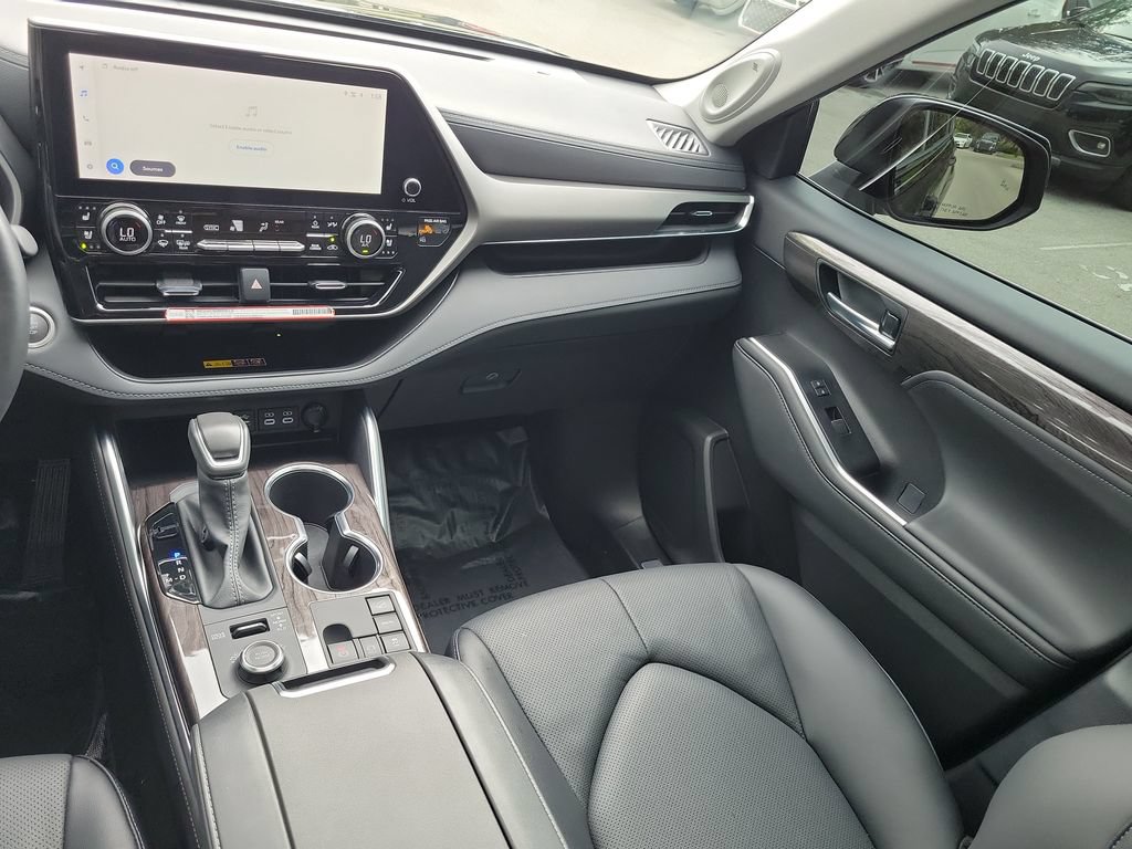 Certified 2026 Toyota Highlander Limited AWD/4WD image 28