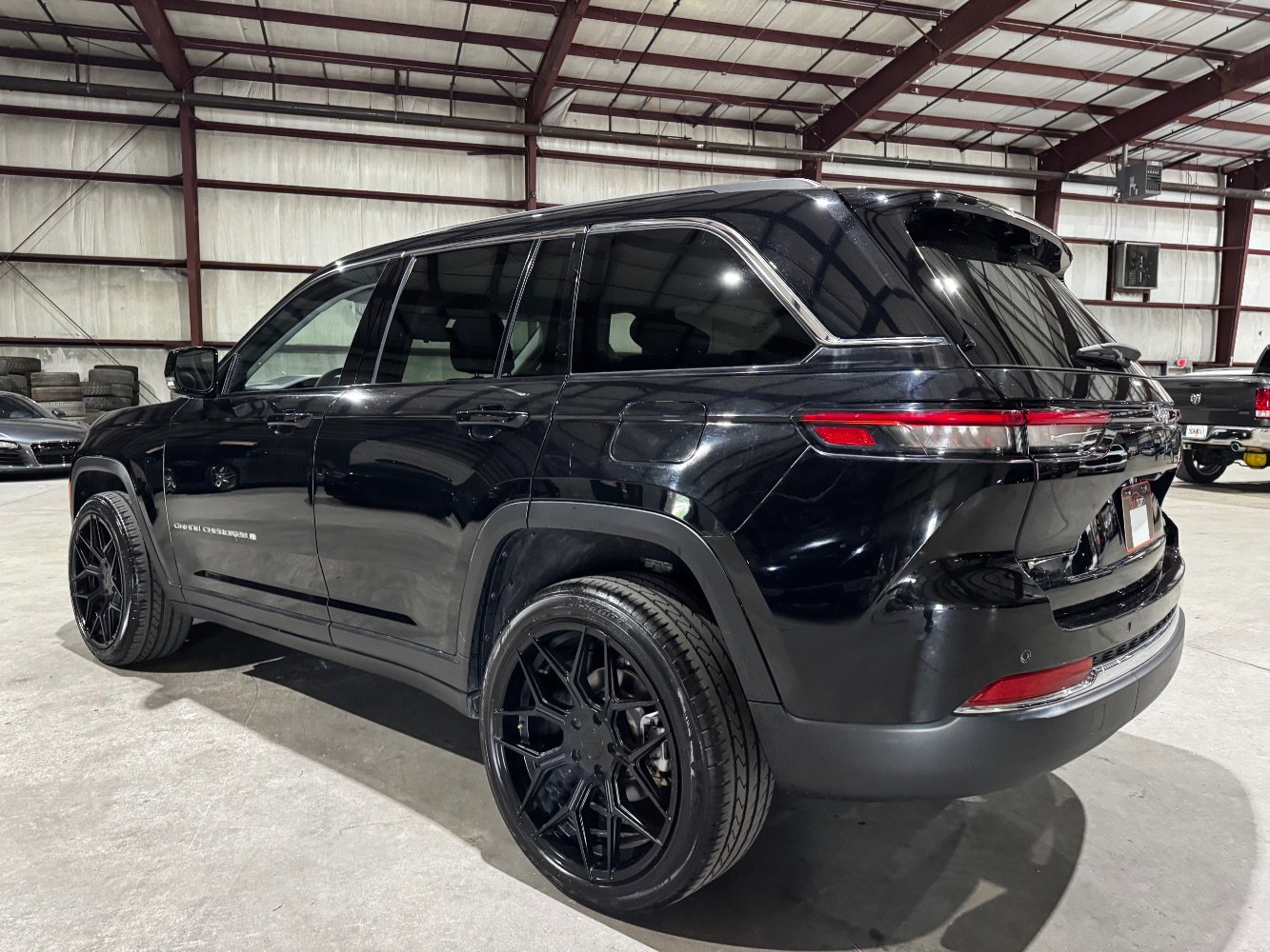 Used 2023 Jeep Grand Cherokee Limited w/ Luxury Tech Group II image 7