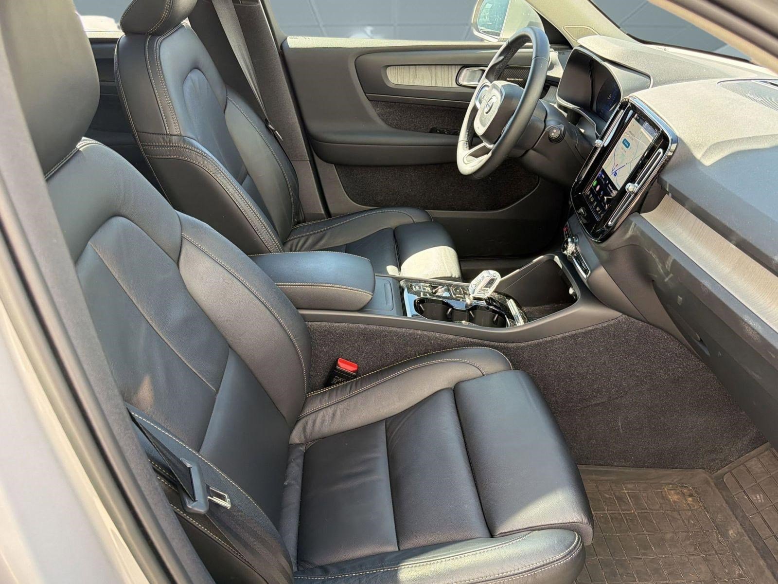 Certified 2023 Volvo XC40 B5 Ultimate w/ Protection Package Premier image 30