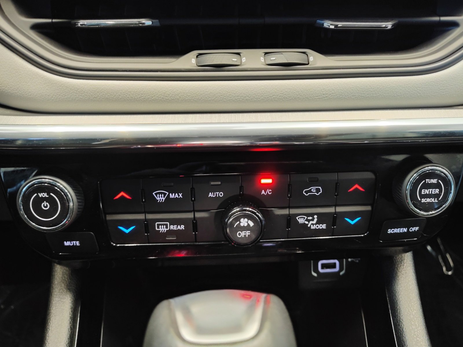 Used 2023 Jeep Compass Limited image 22