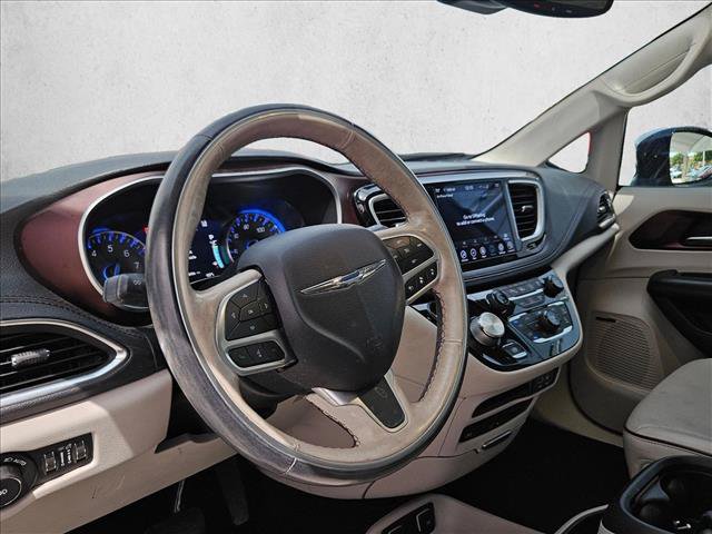 Used 2019 Chrysler Pacifica Limited w/ Tire & Wheel Group FWD image 9