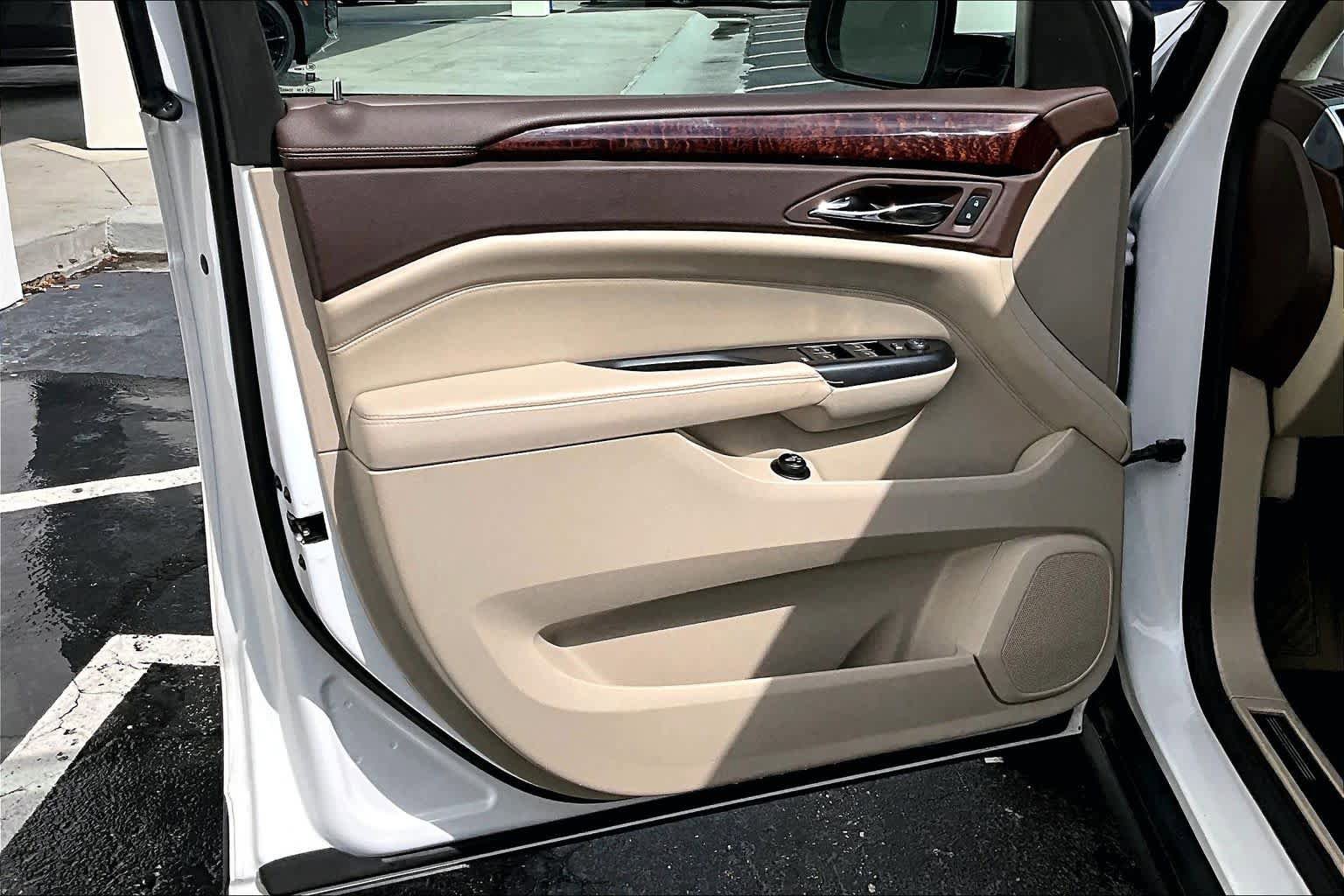 Used 2015 Cadillac SRX Luxury w/ Driver Awareness Package FWD image 23