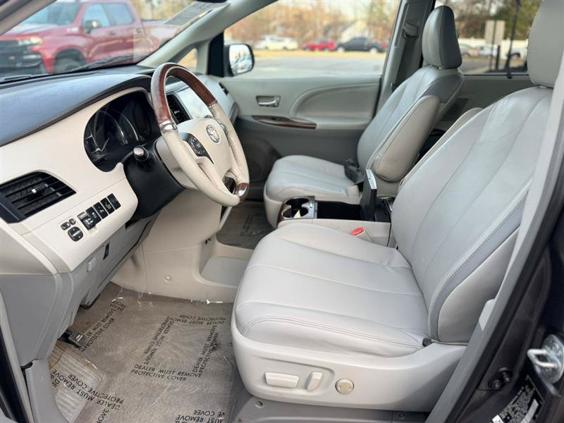 Used 2013 Toyota Sienna Limited w/ Premium Pkg FWD image 31