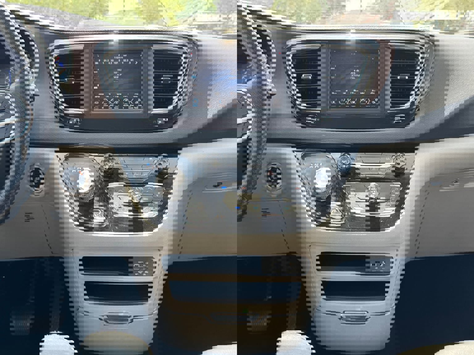 Used 2020 Chrysler Voyager Lxi image 15