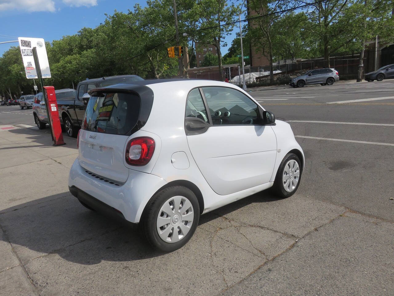 Used 2016 smart fortwo passion RWD image 4