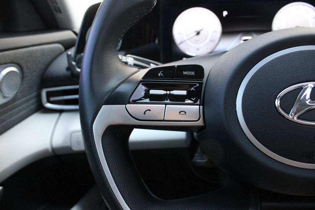 Used 2023 Hyundai Elantra Limited FWD image 12