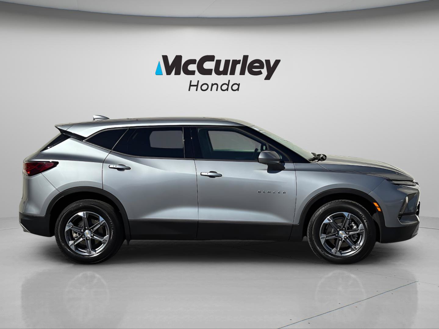 Used 2025 Chevrolet Blazer LT AWD/4WD image 2