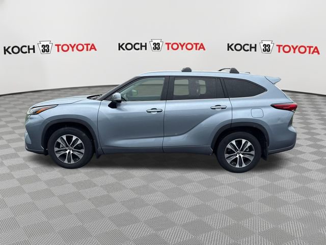 Used 2022 Toyota Highlander XLE AWD/4WD image 4