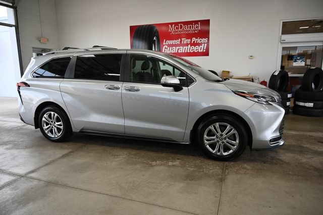 Used 2023 Toyota Sienna Platinum AWD/4WD image 4