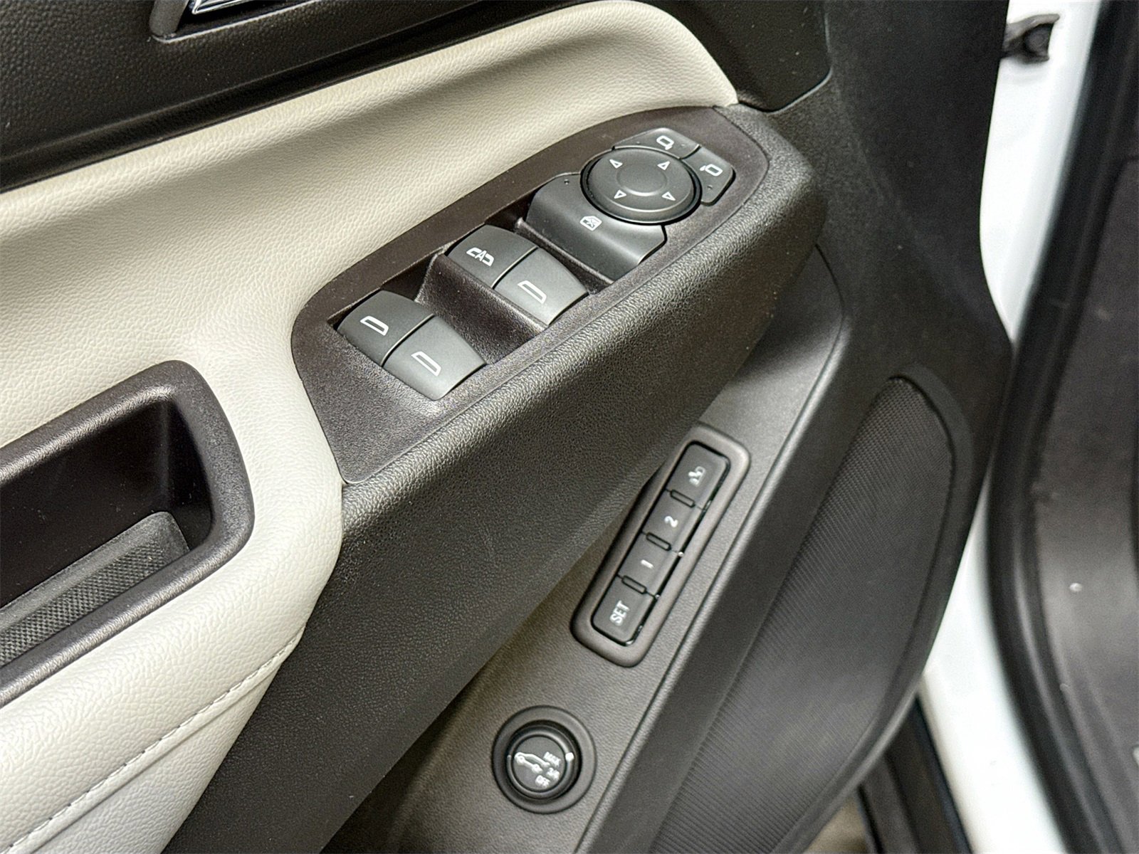 Used 2018 Chevrolet Equinox Premier image 18