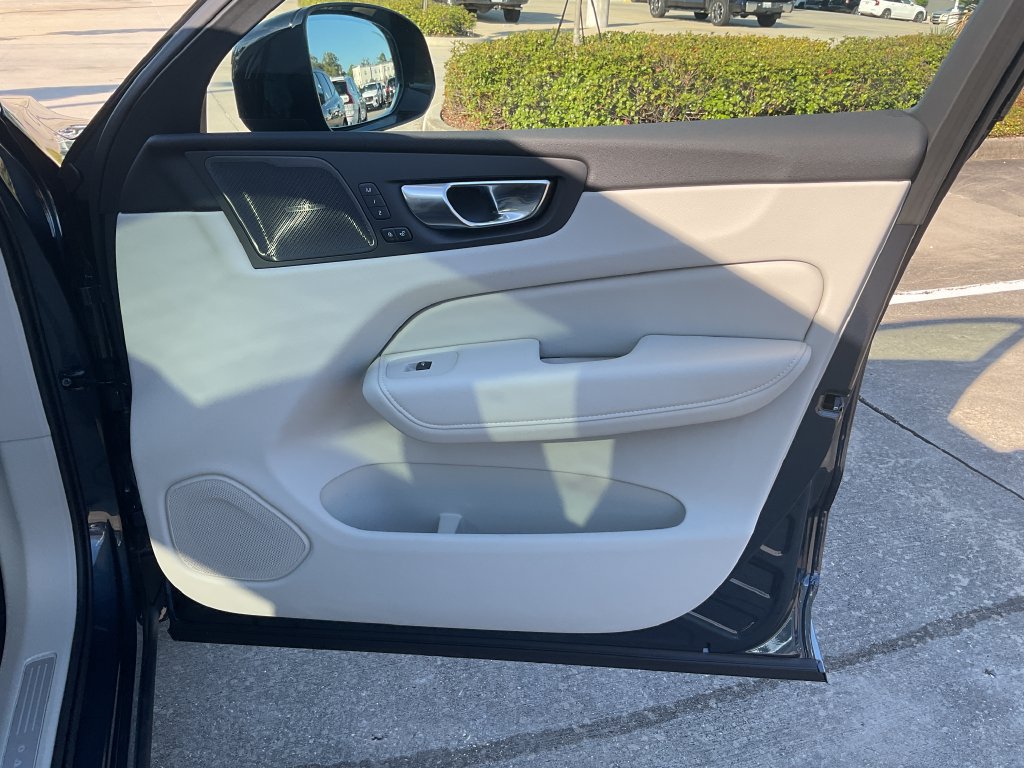 New 2027 Volvo XC60 B5 Ultra AWD/4WD image 17