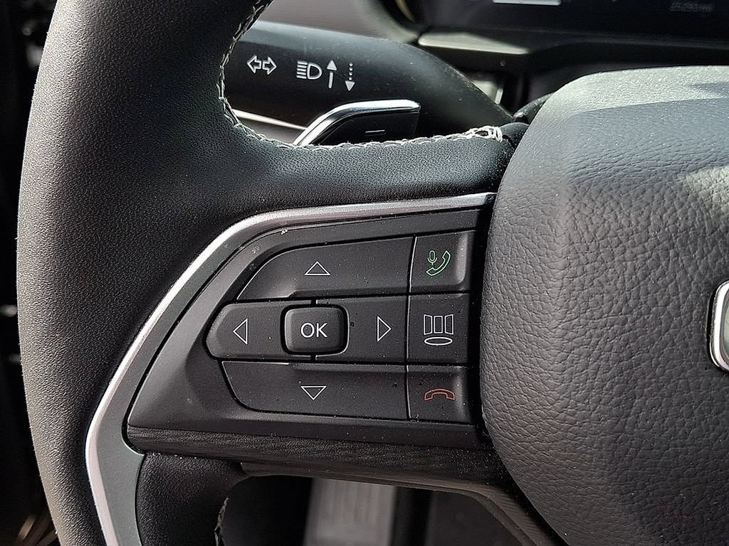 Used 2025 Jeep Grand Cherokee Altitude RWD image 17