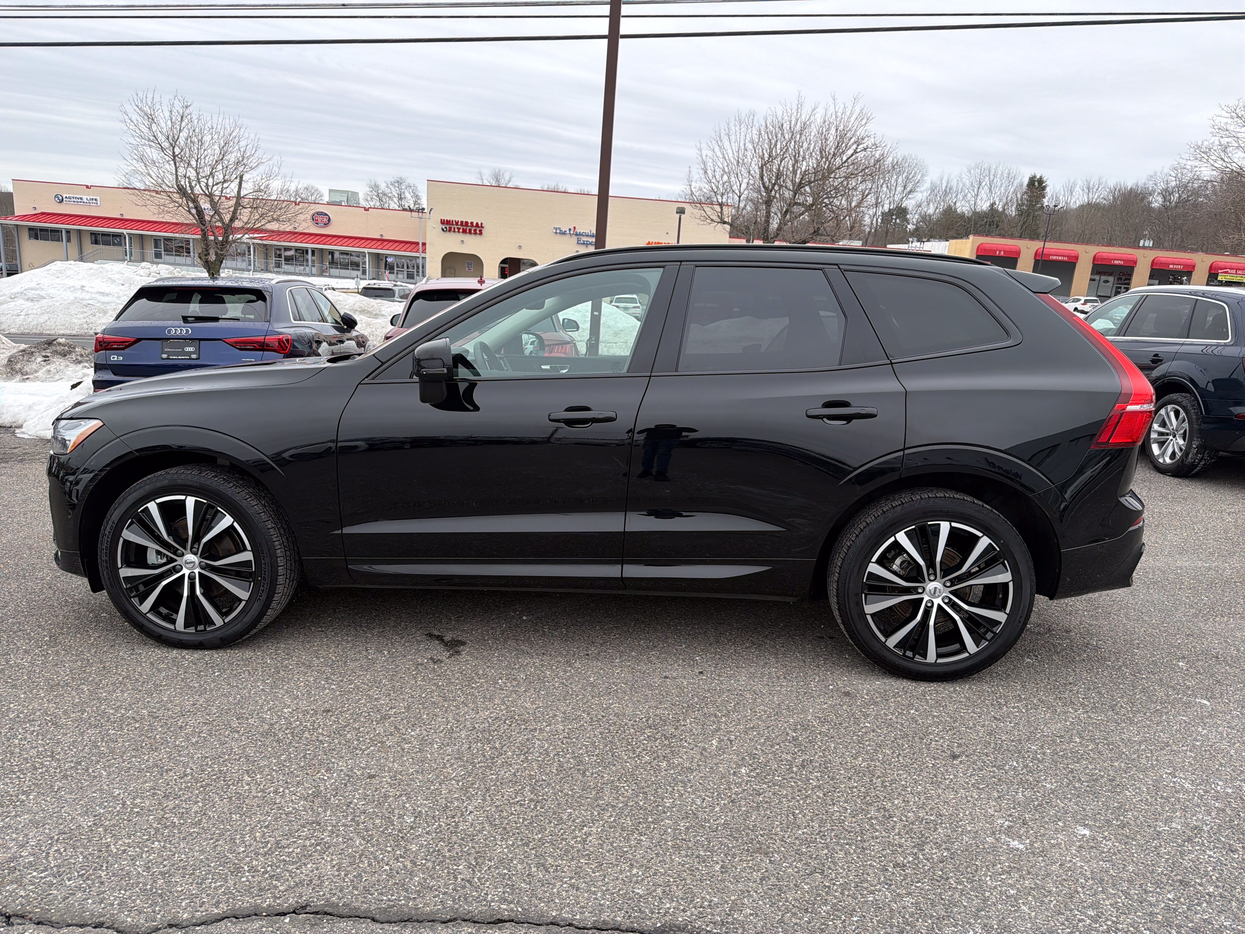 Certified 2025 Volvo XC60 B5 Plus AWD/4WD image 4