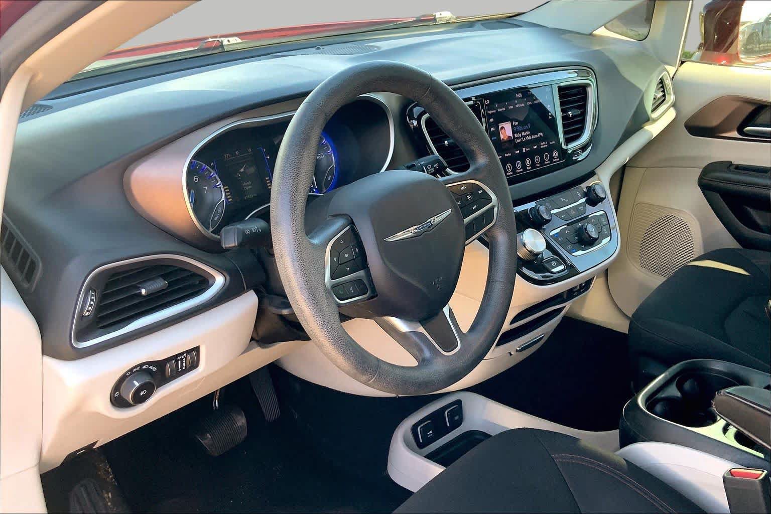 Used 2018 Chrysler Pacifica Touring Plus FWD image 18