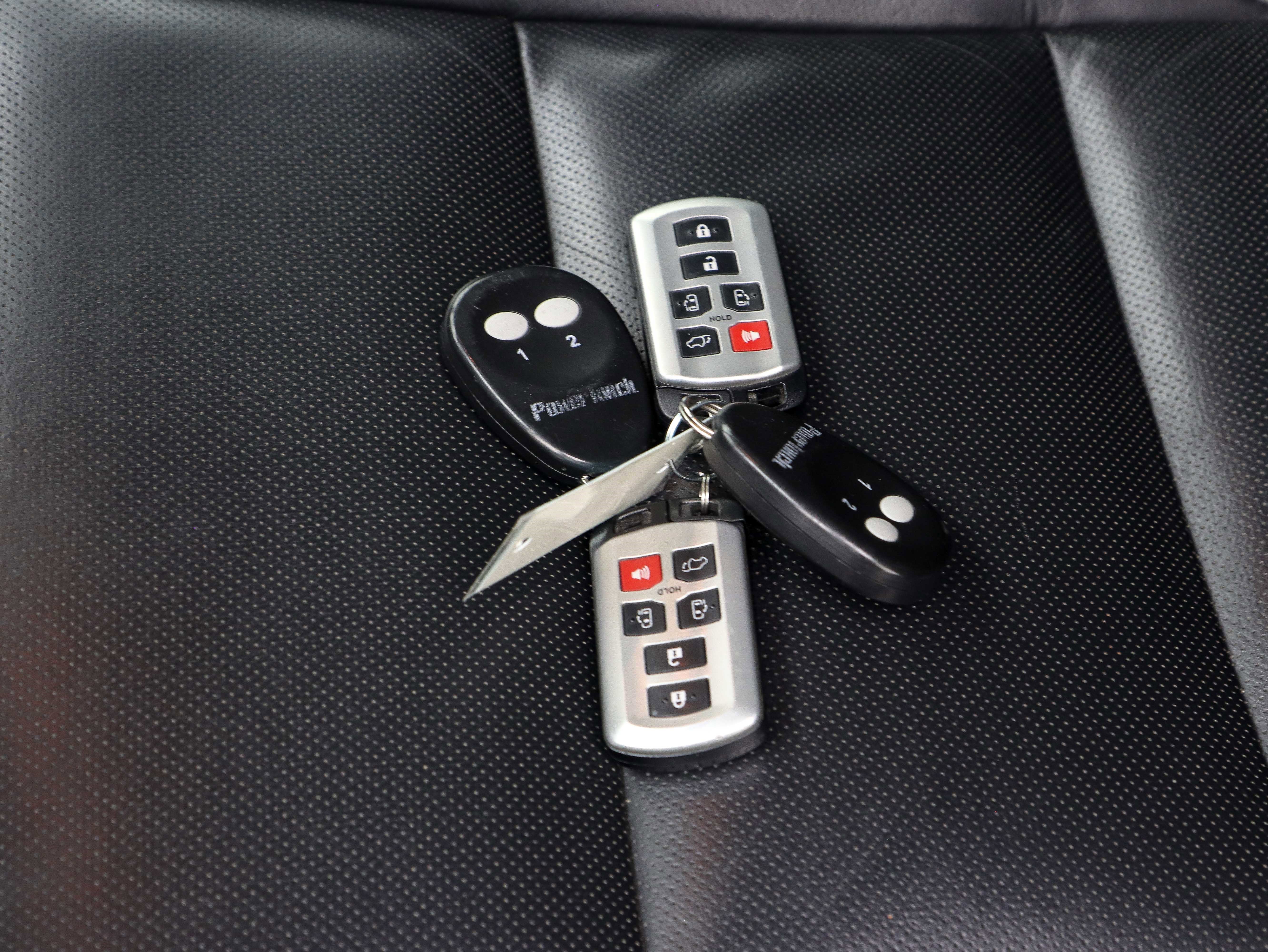 Used 2018 Toyota Sienna SE Premium w/ Carpet Mat Package image 35