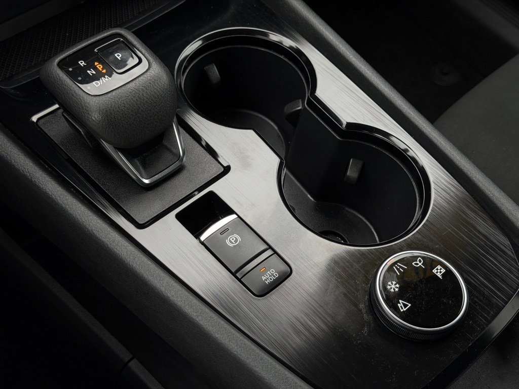 Used 2024 Nissan Rogue S image 32