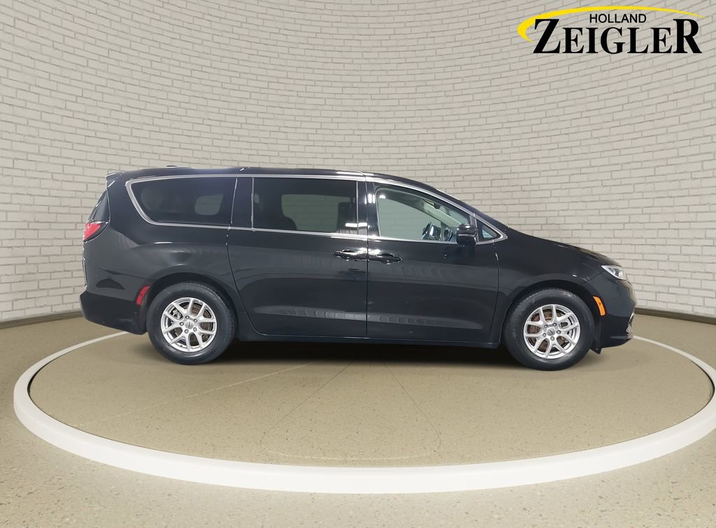 Used 2024 Chrysler Pacifica Touring-L image 4