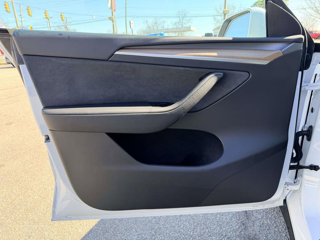 Used 2025 Tesla Model Y Long Range image 16