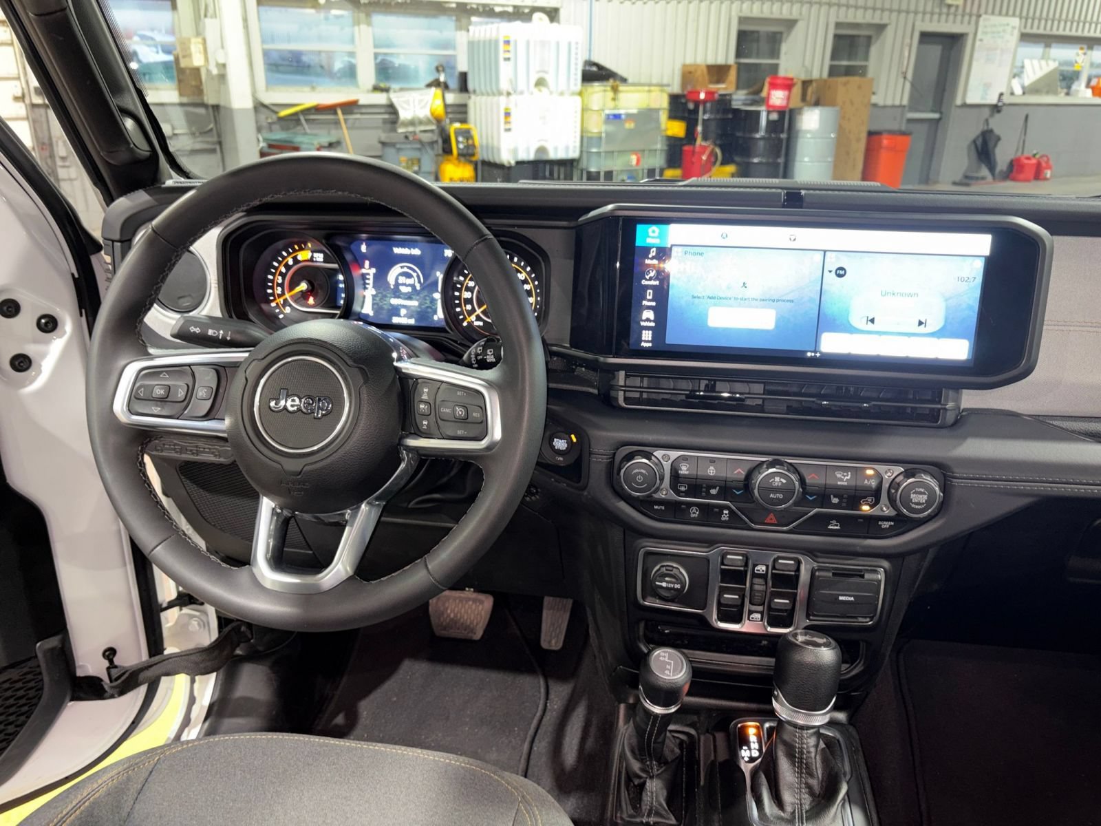 Used 2025 Jeep Wrangler Unlimited Sahara AWD/4WD image 32