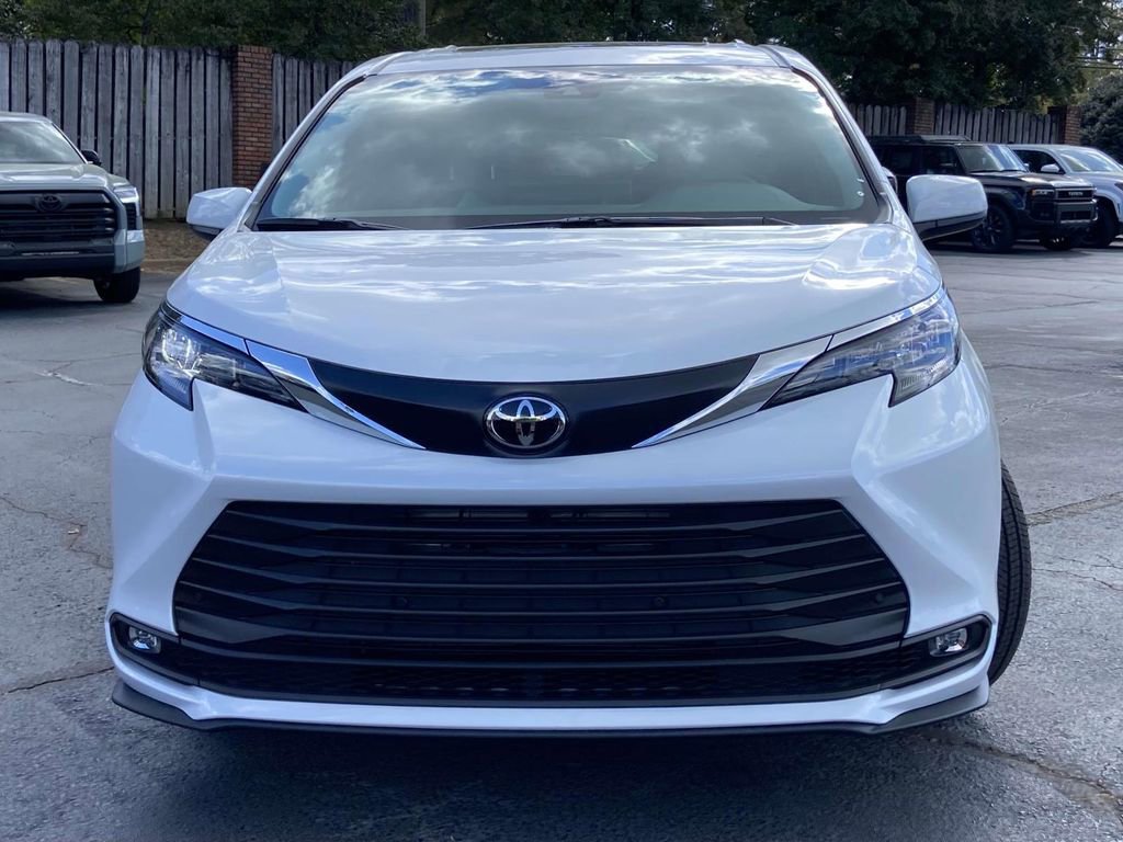 New 2026 Toyota Sienna XLE image 8