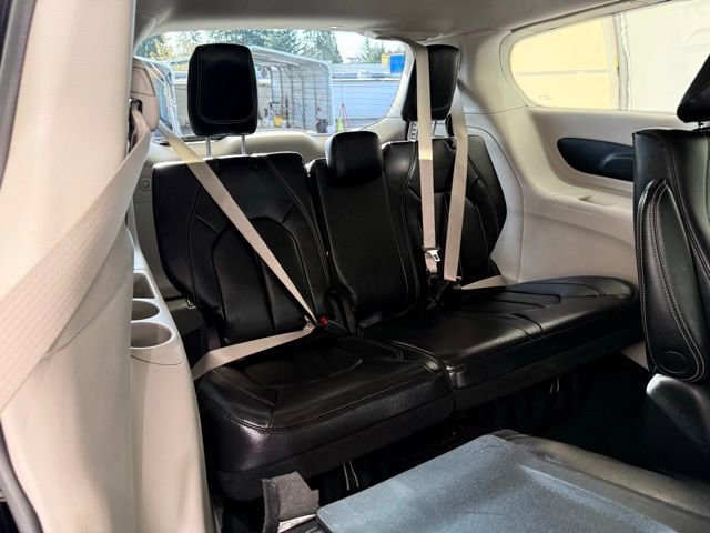 Used 2022 Chrysler Pacifica Touring-L image 43