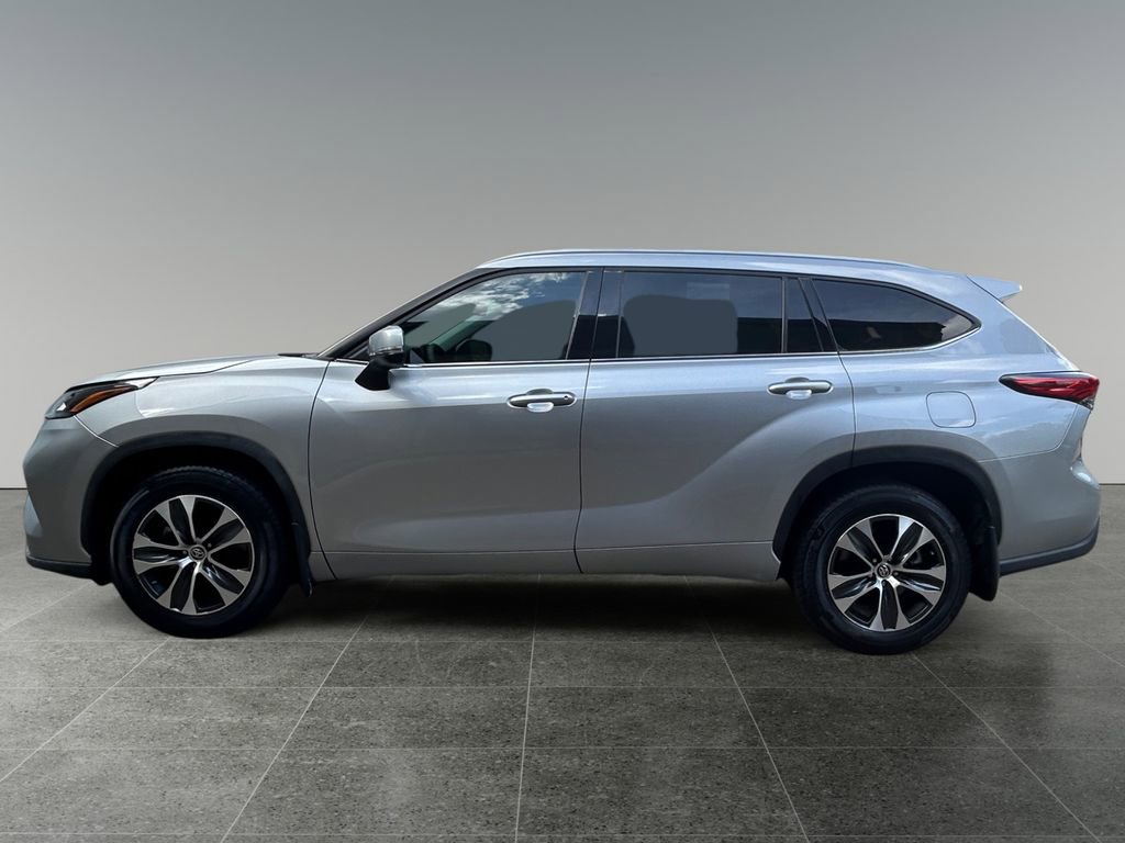 Used 2022 Toyota Highlander XLE AWD/4WD image 6