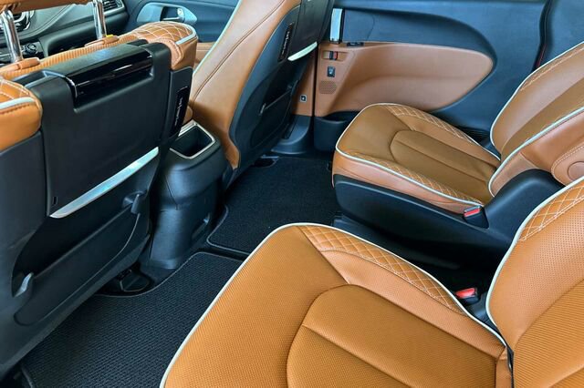 New 2026 Chrysler Pacifica Pinnacle image 9